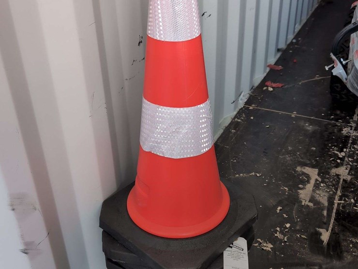 (10)-kj-traffic-cone-28"-image-1