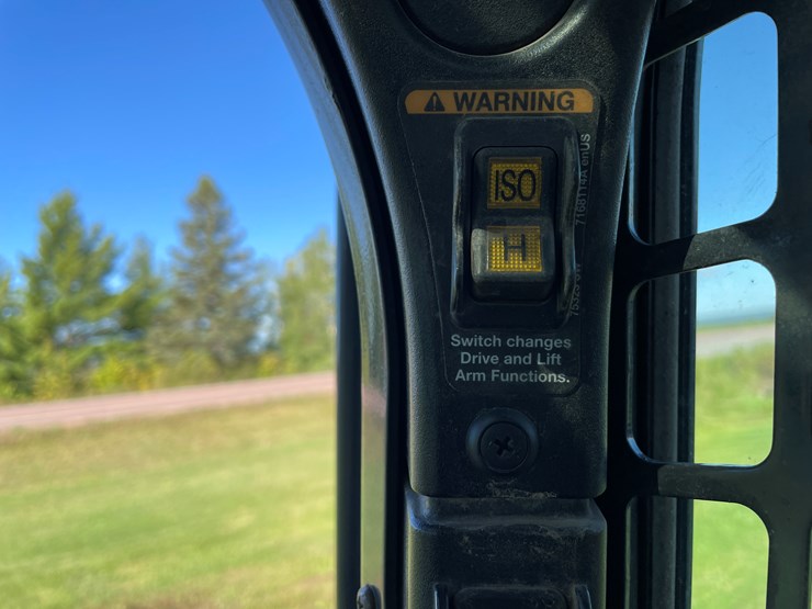 2015-bobcat-s570-image-46