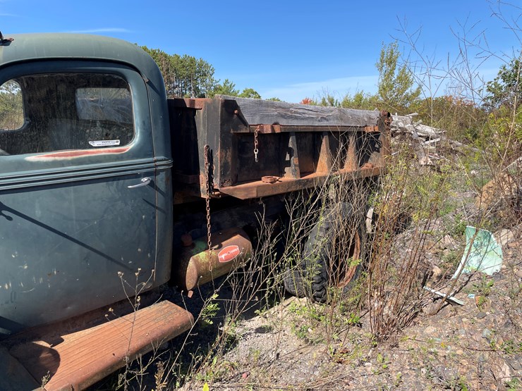 #426-•-vintage-ford-1-1/2-ton-single-axle-dump-truck-(no-title)-(houghton,-mi)-image-9