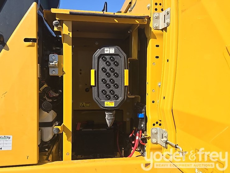 2018-caterpillar-320-image-33