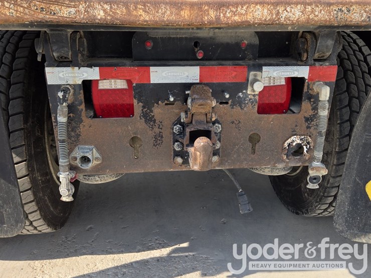 2018-peterbilt-348-image-57