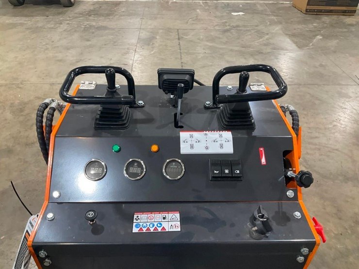 #1008-•-new-land-hero-ldh-t460-mini-track-skid-steer-loader-image-9