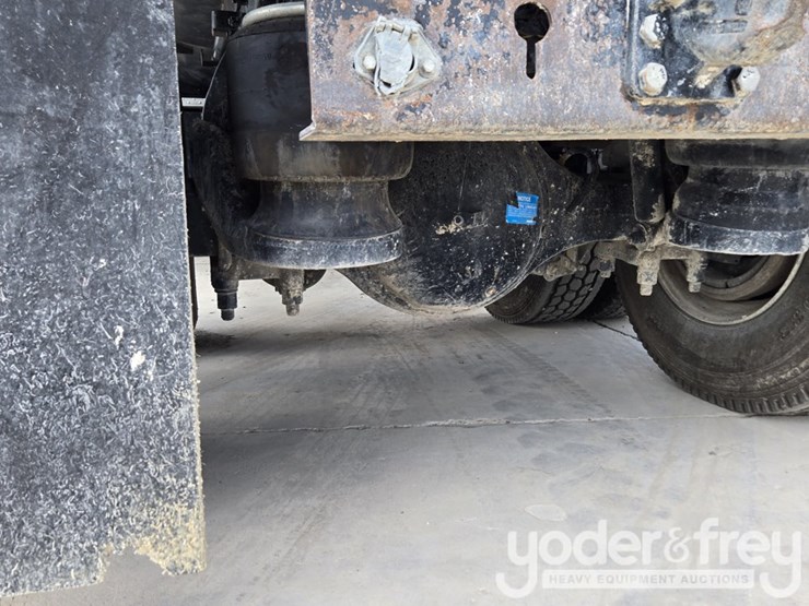 2018-peterbilt-348-image-41