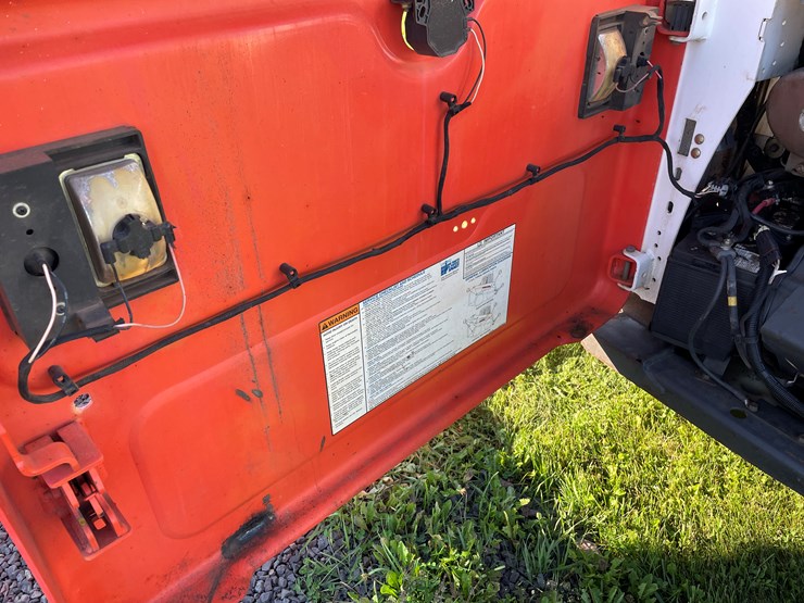 2015-bobcat-s570-image-23