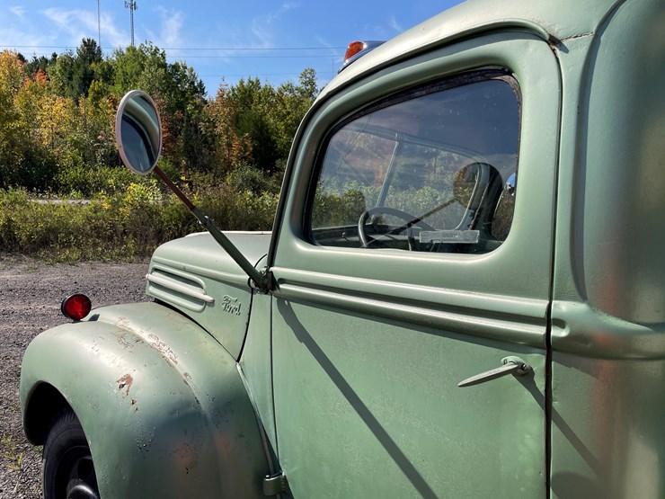 #422-•-1947-ford-1-1/2-ton-stake/flatbed-truck-(has-mi-title)-(houghton,-mi)-image-13