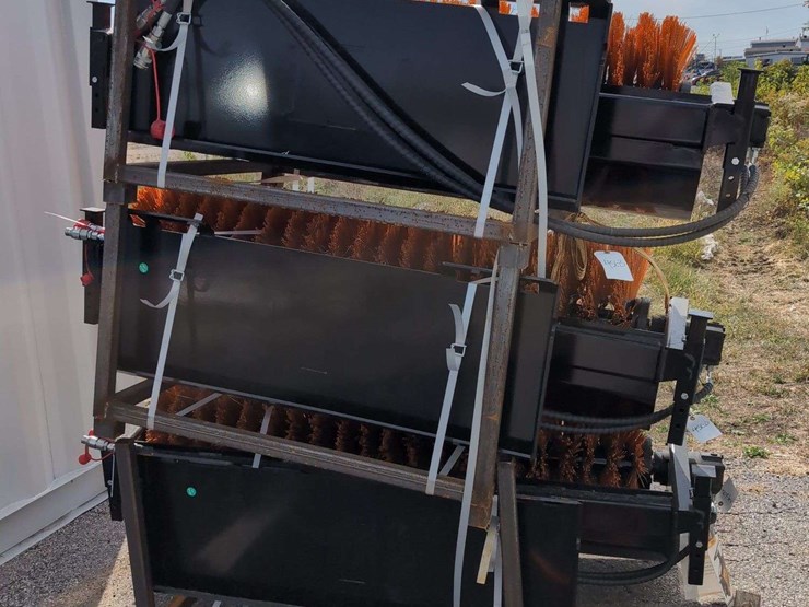 (1)-giyi-skid-steer-sweeper---gy-qsj-image-4