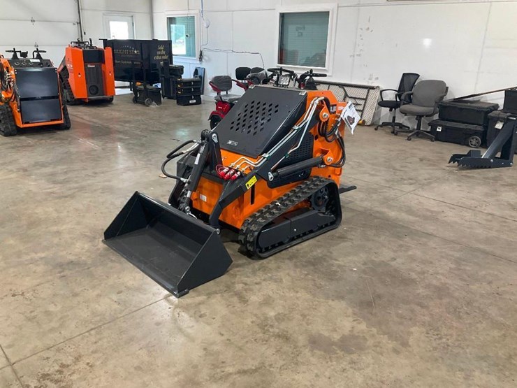 #1008-•-new-land-hero-ldh-t460-mini-track-skid-steer-loader-image-1