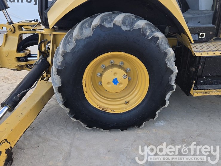 2018-caterpillar-420f2-image-24