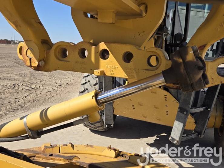 2016-caterpillar-12m3-image-16