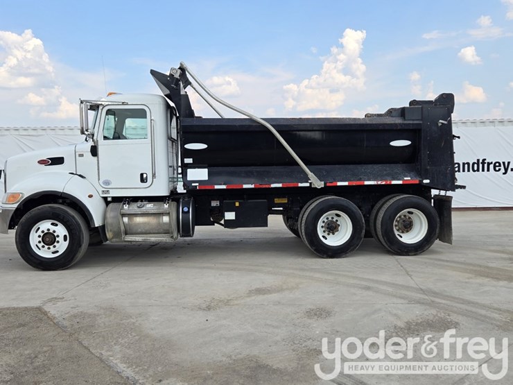 2018-peterbilt-348-image-3