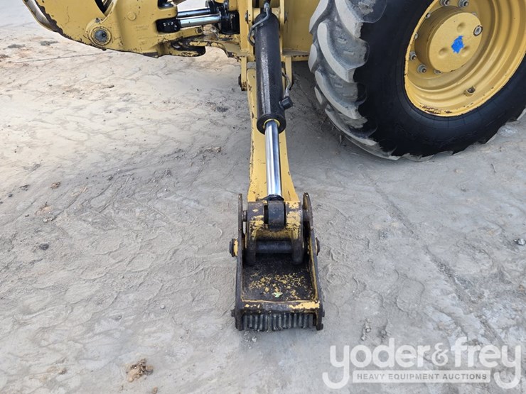 2018-caterpillar-420f2-image-16