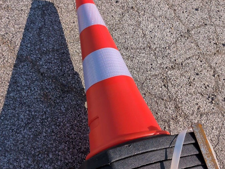 (60)-kj-highway-traffic-cones---28"-x-14"-image-2