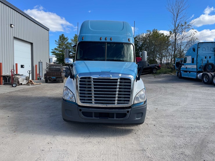#404-•-2012-freightliner-semi-tractor-(has-wi-title)-(whitelaw,-wi)-image-8