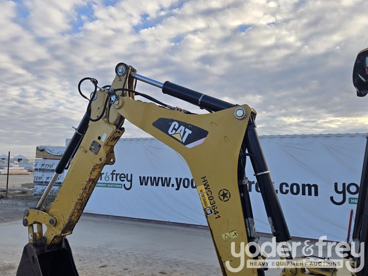2018-caterpillar-420f2-image-49