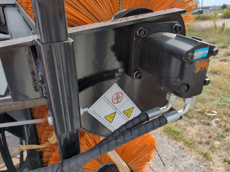 (1)-giyi-skid-steer-sweeper---gy-qsj-image-3