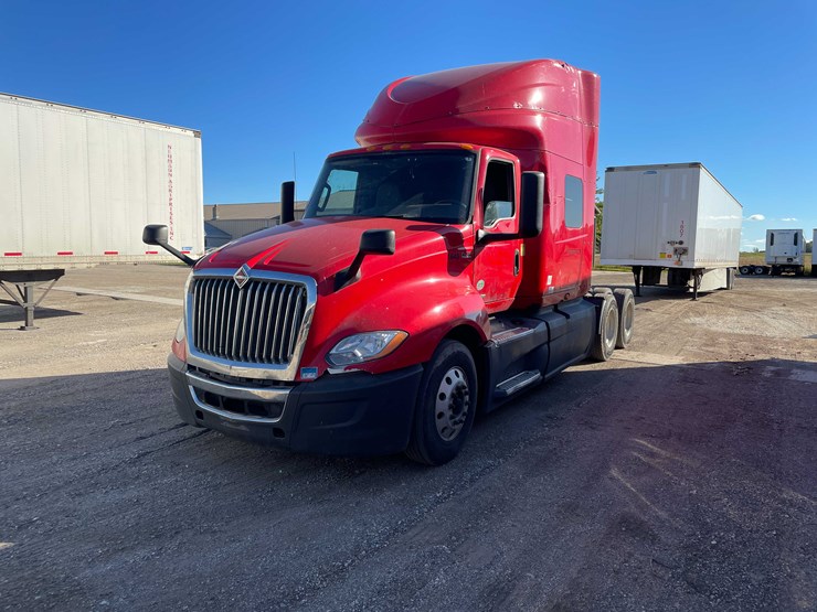 #400-•-2018-international-semi-tractor-(has-wi-title)-(denmark,-wi)-image-1