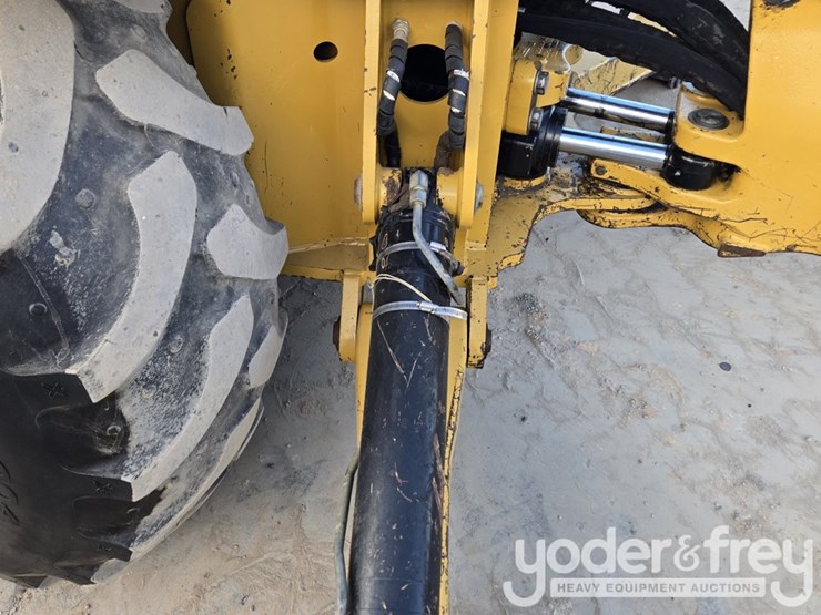 2018-caterpillar-420f2-image-36