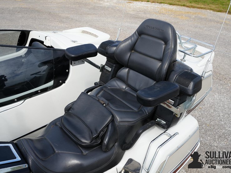 run-#134---1998-honda-goldwing-motorcycle-w/-side-car-image-17