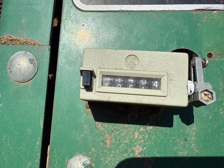 john-deere-330-image-21