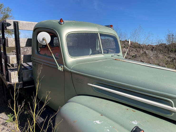 #422-•-1947-ford-1-1/2-ton-stake/flatbed-truck-(has-mi-title)-(houghton,-mi)-image-32