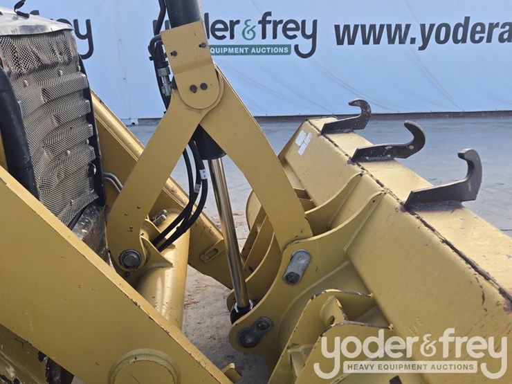 2018-caterpillar-420f2-image-57