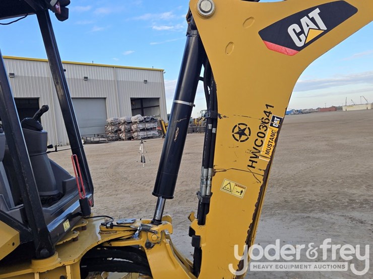 2018-caterpillar-420f2-image-39