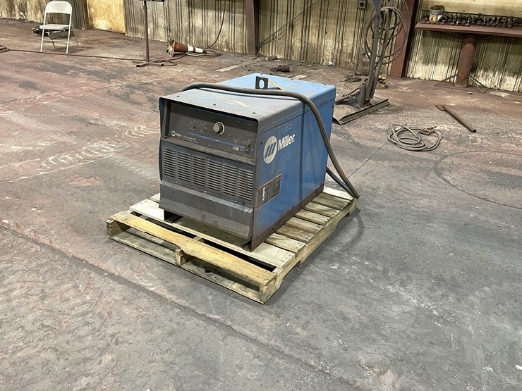 #6879-•-miller-delta-weld-welding-power-source-(kaukauna,-wi)-image-1