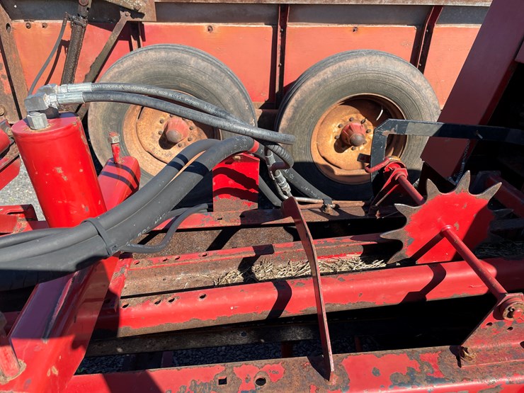 1990-new-holland-570-image-10