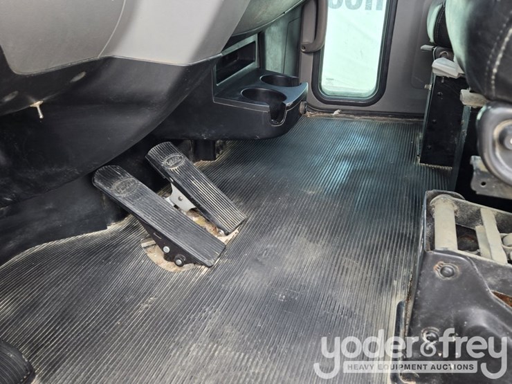 2018-peterbilt-348-image-69