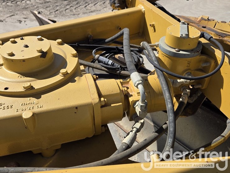 2016-caterpillar-12m3-image-17
