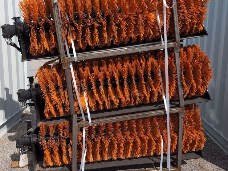 (1)-giyi-skid-steer-sweeper---gy-qsj-image-1