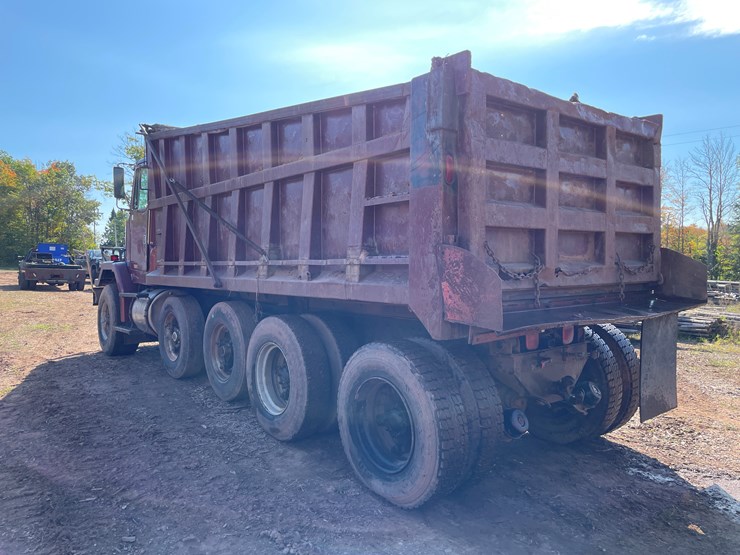 #412-•-1988-white-gmc/autocar-quad-axle-dump-truck-(title-in-delay)-(wakefield,-mi)-image-7