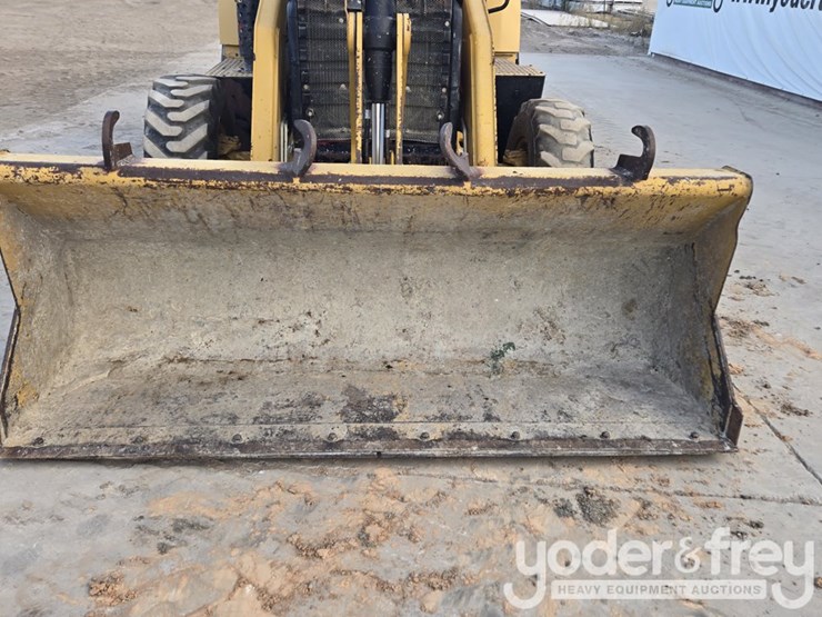 2018-caterpillar-420f2-image-11