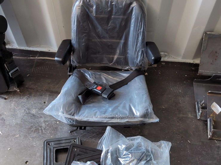 (1)-universal-mower/tractor-seat---with-mounting-brackets---black-image-1