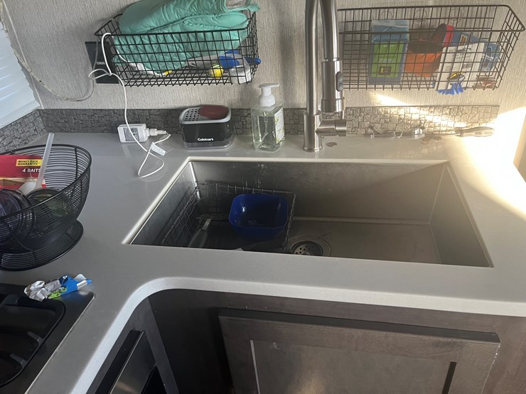 #700-•-2019-cruiser-fifth-wheel-trailer-(prairie-farm)-(wi-title-in-delay)-image-52