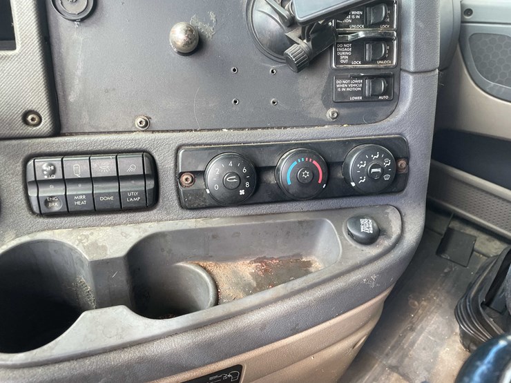#404-•-2012-freightliner-semi-tractor-(has-wi-title)-(whitelaw,-wi)-image-66