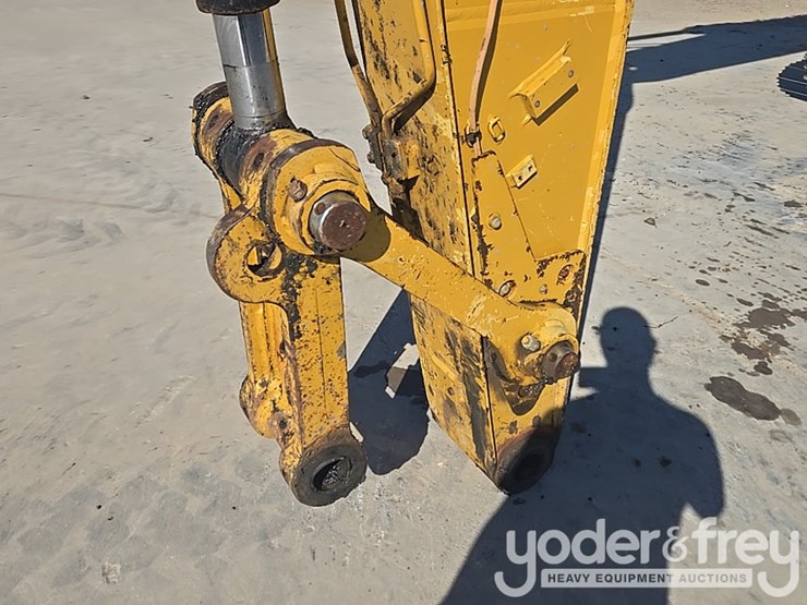 2018-caterpillar-320-image-9