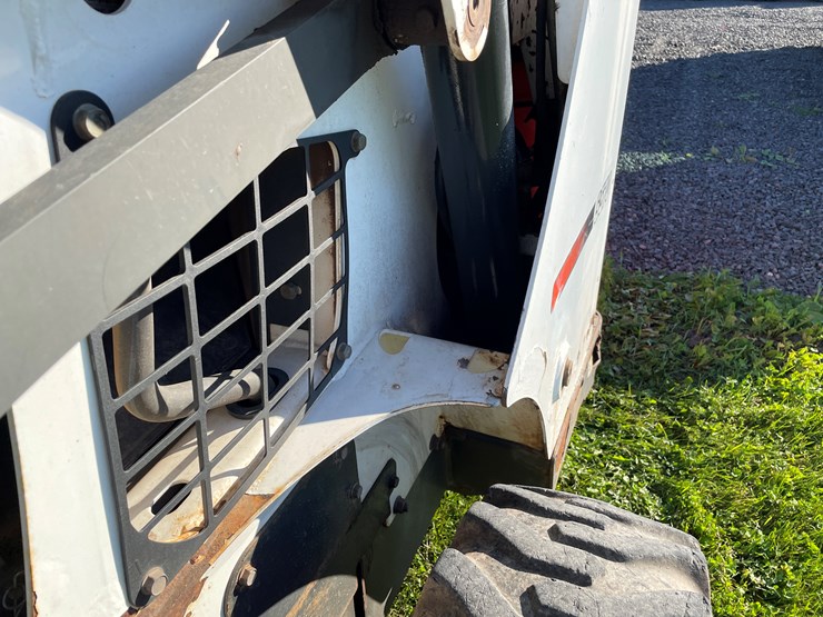 2015-bobcat-s570-image-17