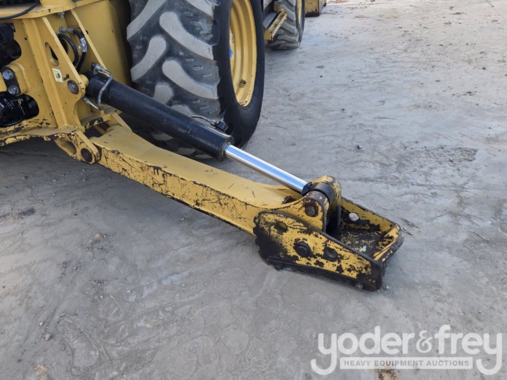 2018-caterpillar-420f2-image-17