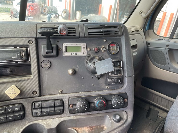 #404-•-2012-freightliner-semi-tractor-(has-wi-title)-(whitelaw,-wi)-image-63