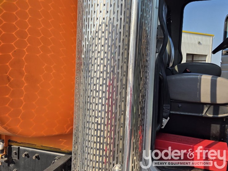 2008-peterbilt-335-image-150