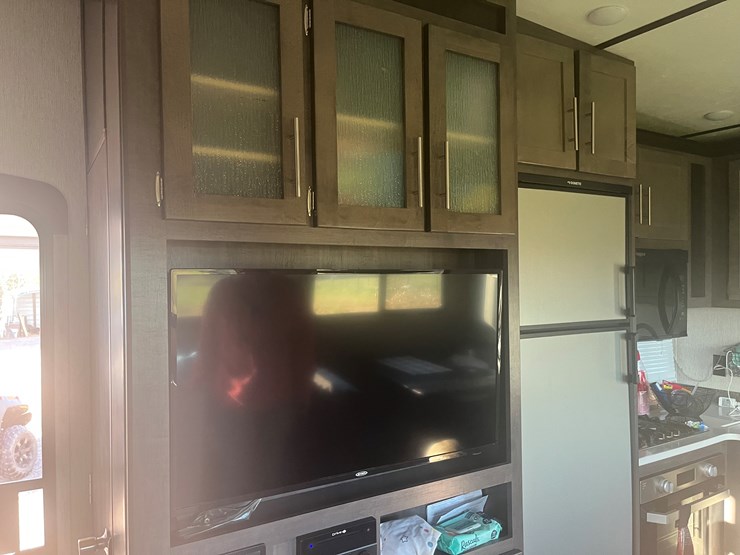 #700-•-2019-cruiser-fifth-wheel-trailer-(prairie-farm)-(wi-title-in-delay)-image-42