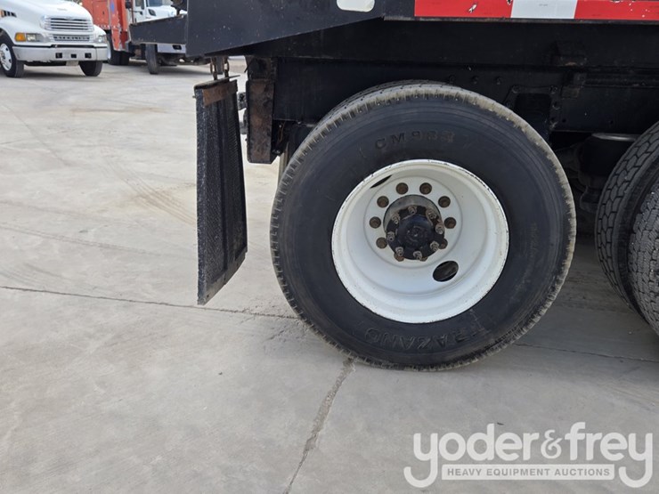 2018-peterbilt-348-image-23