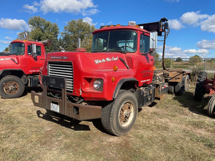 2000-mack-dm690s-image-1