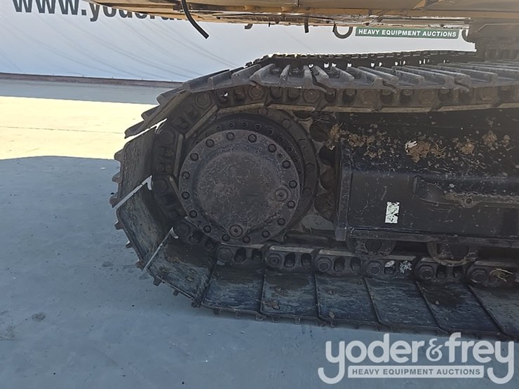 2018-caterpillar-320-image-30