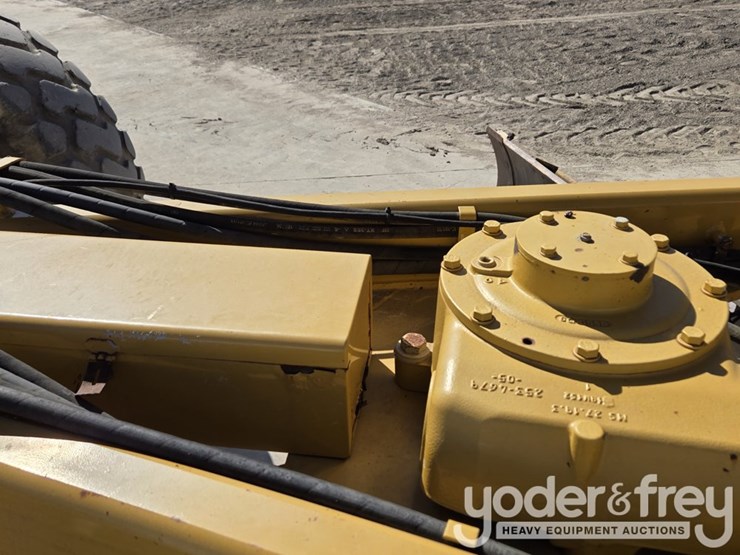 2016-caterpillar-12m3-image-18