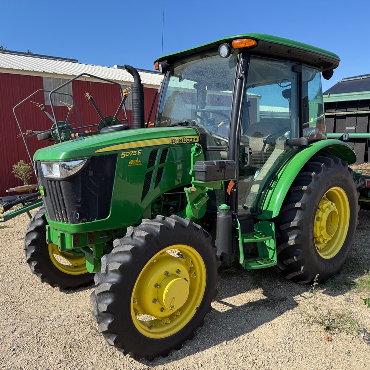 JOHN DEERE 5075E