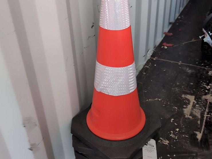 (10)-kj-traffic-cone-28"-image-1