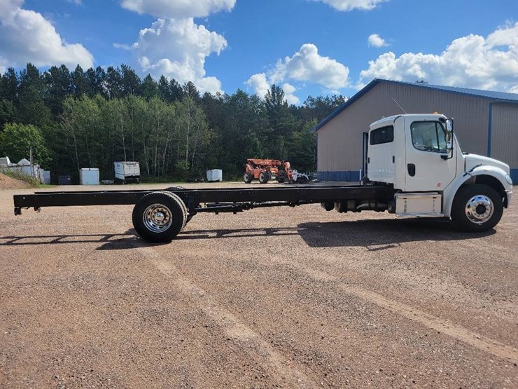 2020-freightliner-business-class-m2-106-image-4