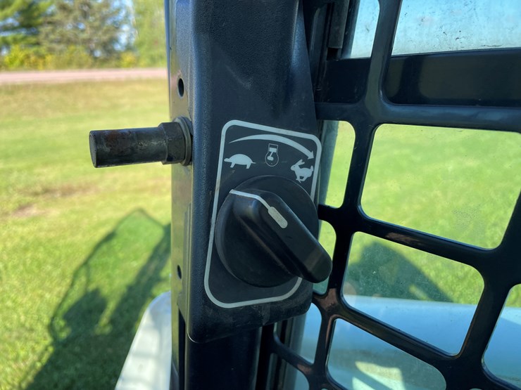 2015-bobcat-s570-image-45